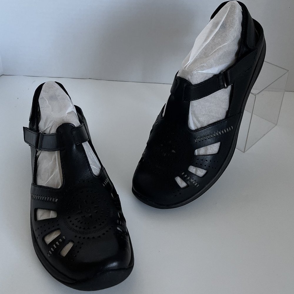EARTH SHOES Women's Kara Curie Shoe in black- Size 9 wide